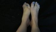 Нежные податливые ступни подростка совершеннолетия с высокими арками соблазняют синими ногтями, фут-фетиш
